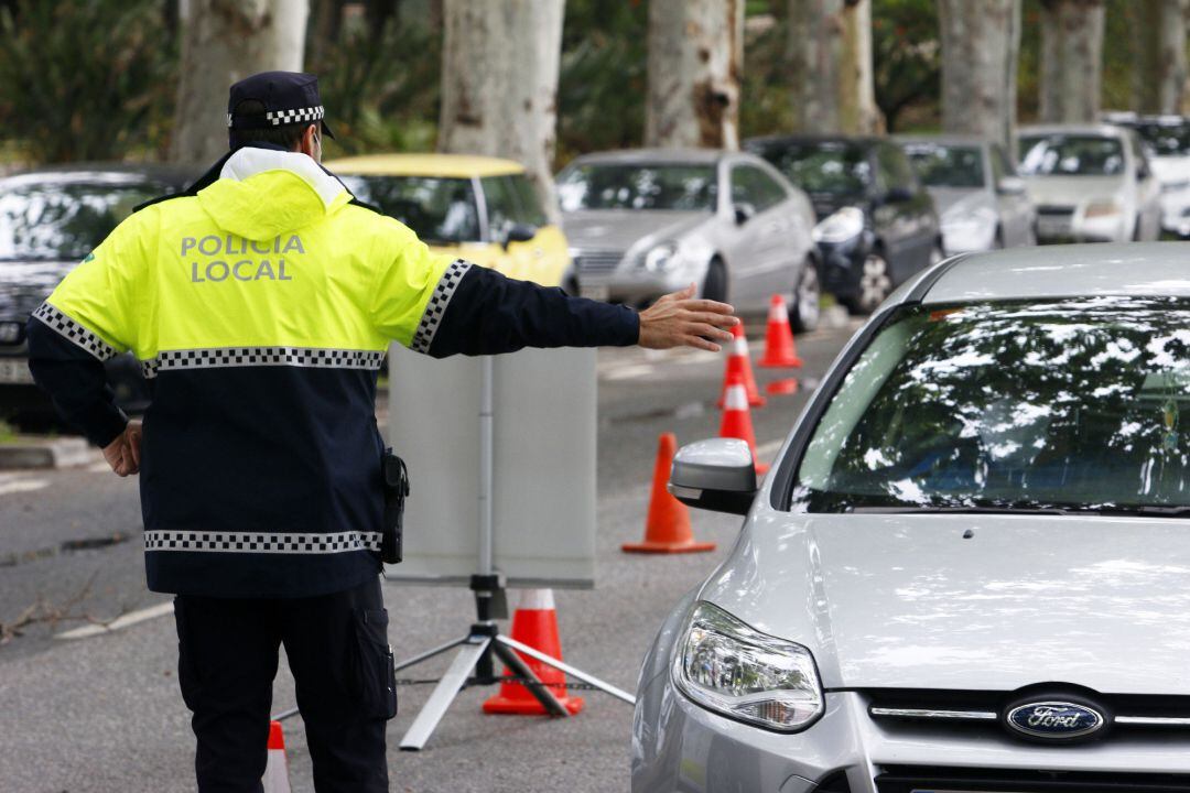 Efectivos de la Policía Local durante la realización de controles de tráfico aleatorios por el decreto de Estado de Alarma impuesto por el Gobierno de España a causa de la pandemia del virus COVID-19.