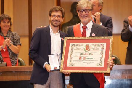 Entrega de la Medalla de Oro a La Zaragozana. Recoge el consejero delegada Mario Roëhrich