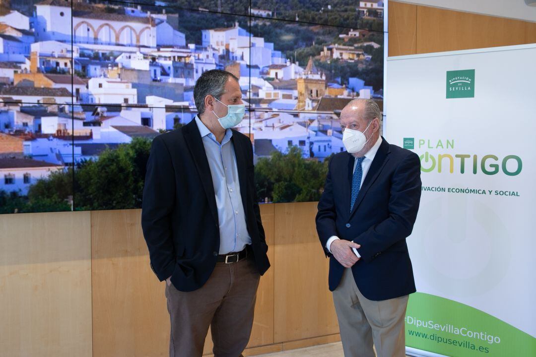 Villalobos y José María Rodríguez durante su conversación sobre el Plan Contigo hoy, en la Sede Provincial