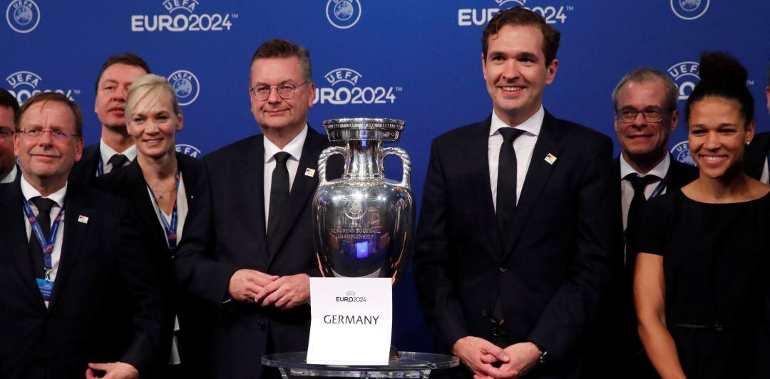 Foto oficial del momento en el que han anunciado la sede de la Eurocopa de 2024