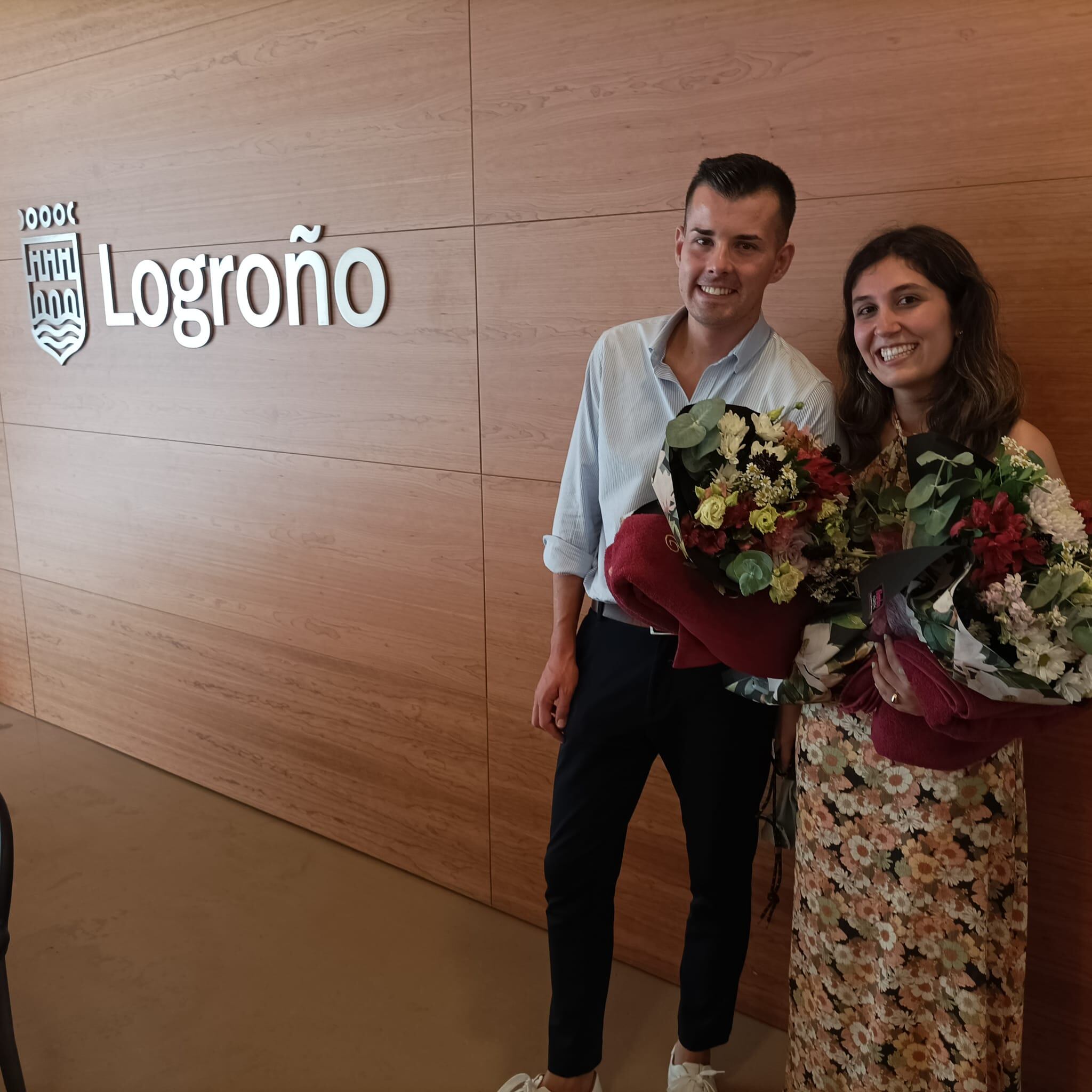 Los vendimiadores de las Fiestas de San Mateo 2022, Óscar Poo y Laura Cara, posan tras la elección del jurado.