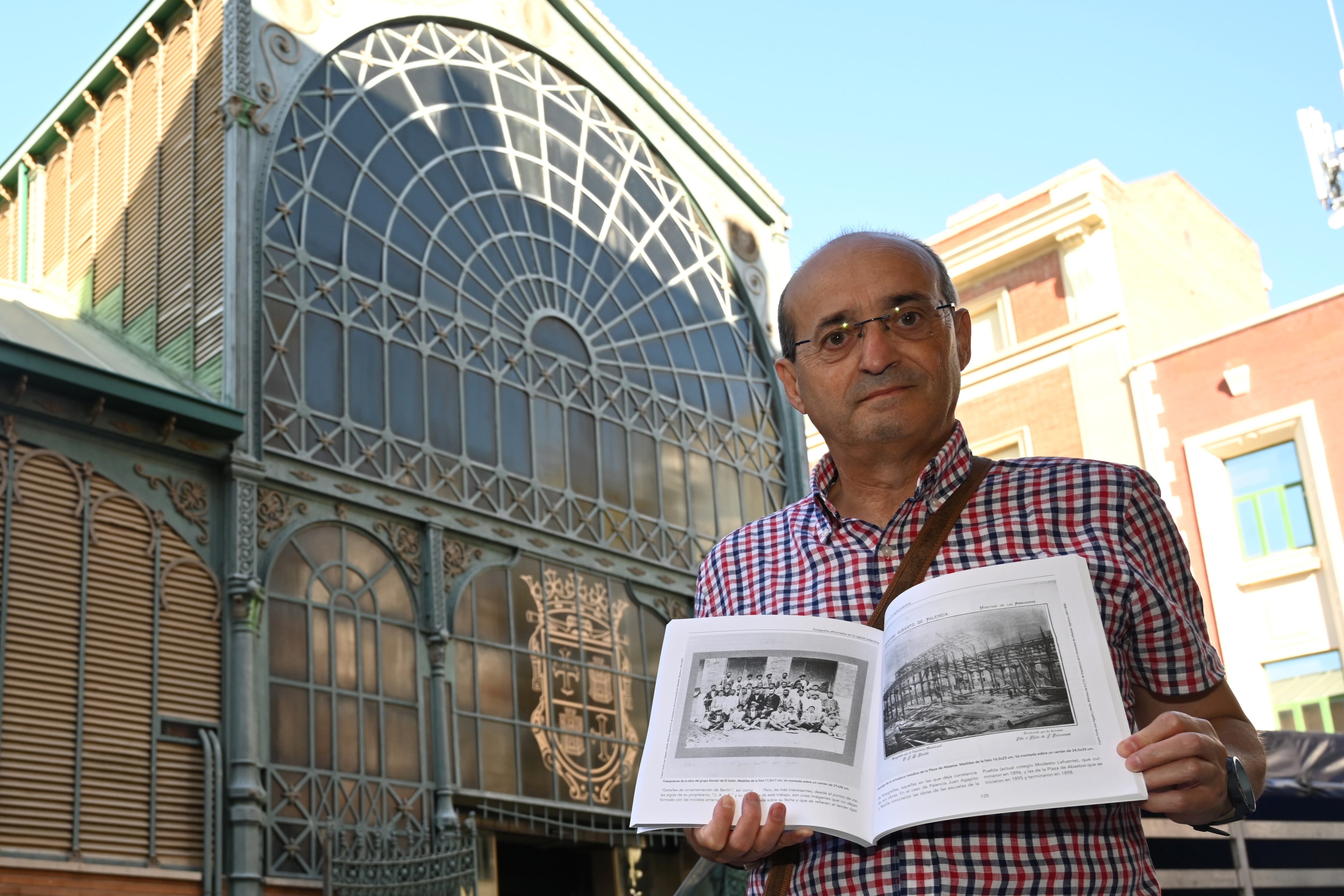 PALENCIA, 24/&#039;8/2023.- Javier de la Cruz Macho, doctor y catedrático en Historia, posa con su libro &quot;Capturar la luz&quot; en la Plaza de Abastos de Palencia uno de los lugares fotografiados durante su construcción en 1898. EFE/Almudena Álvarez
