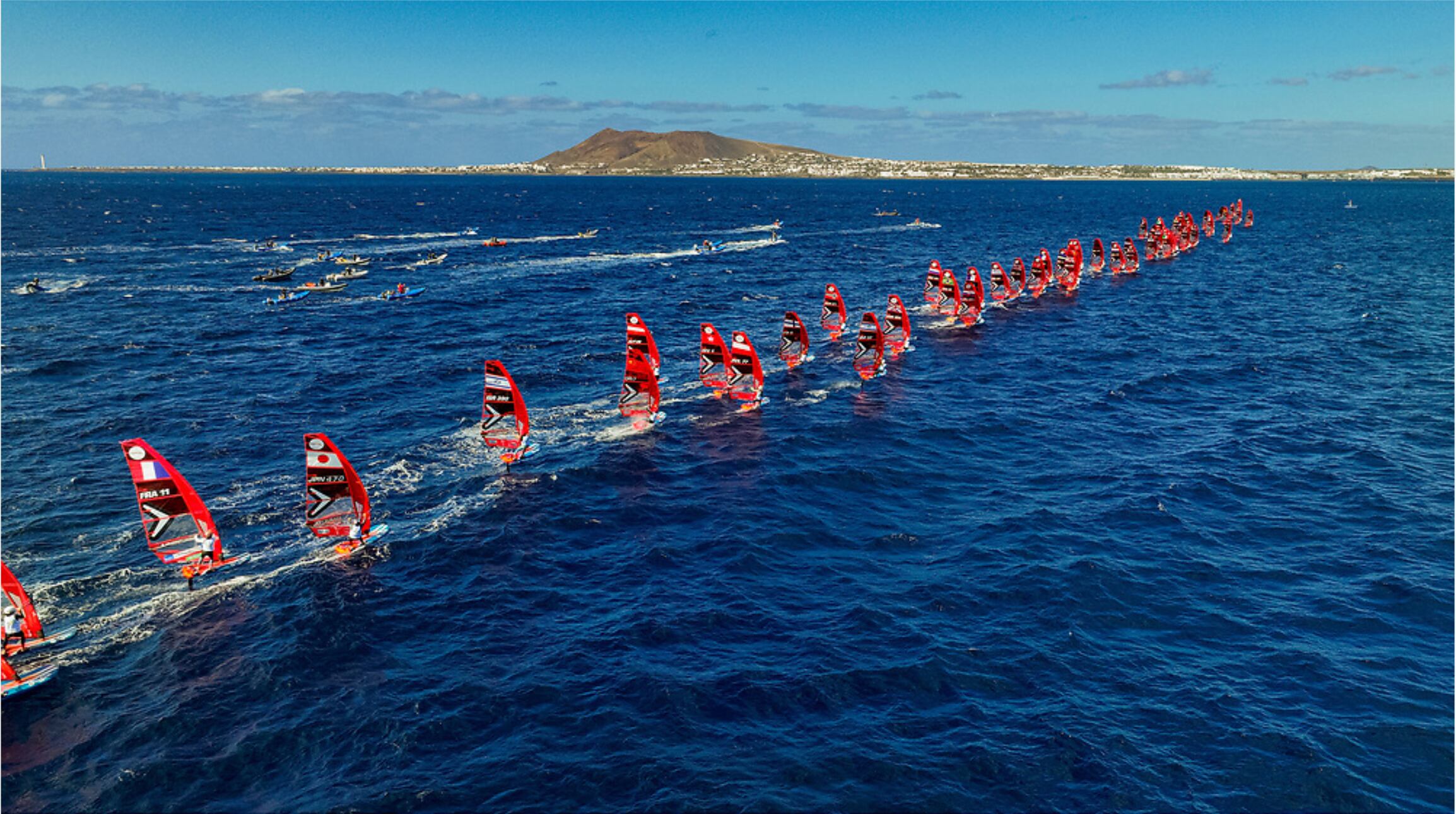 Participantes en la primera jornada de los Lanzarote IQFoil Games.