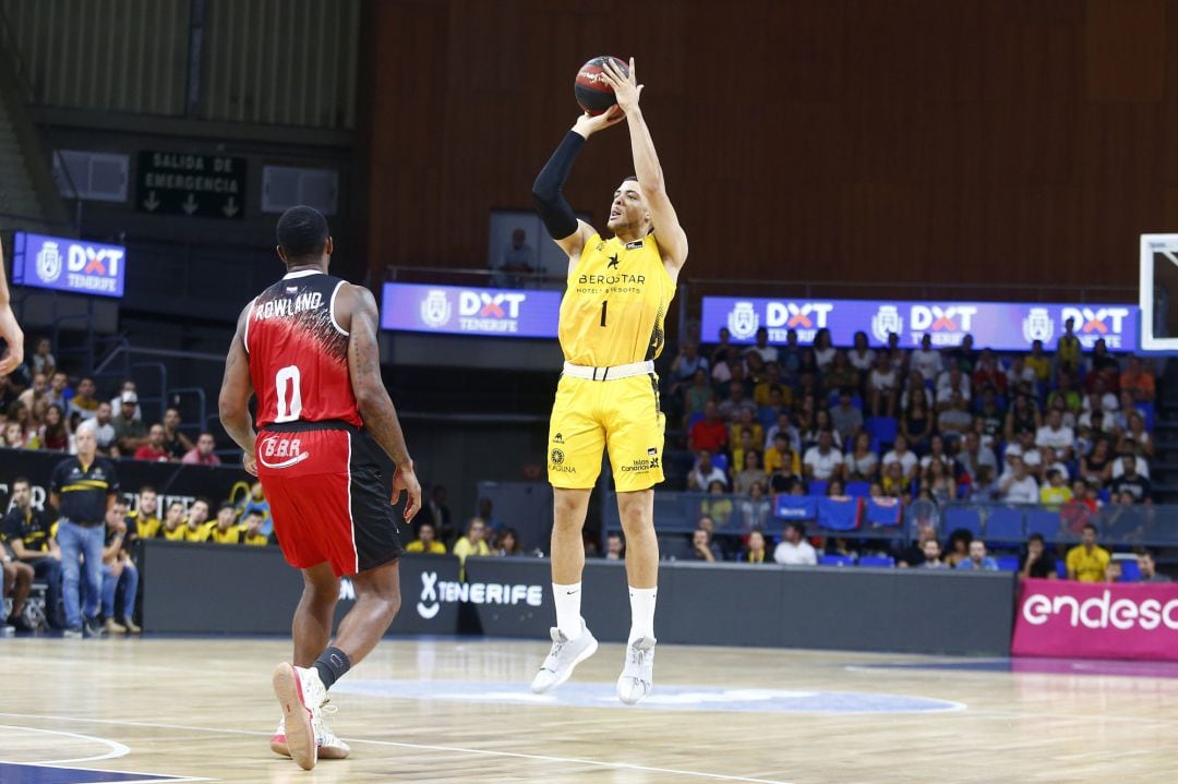 El danés Lundberg lanza a canasta ante la mirada de Rowland durante un partido de esta pasada pretemporada.