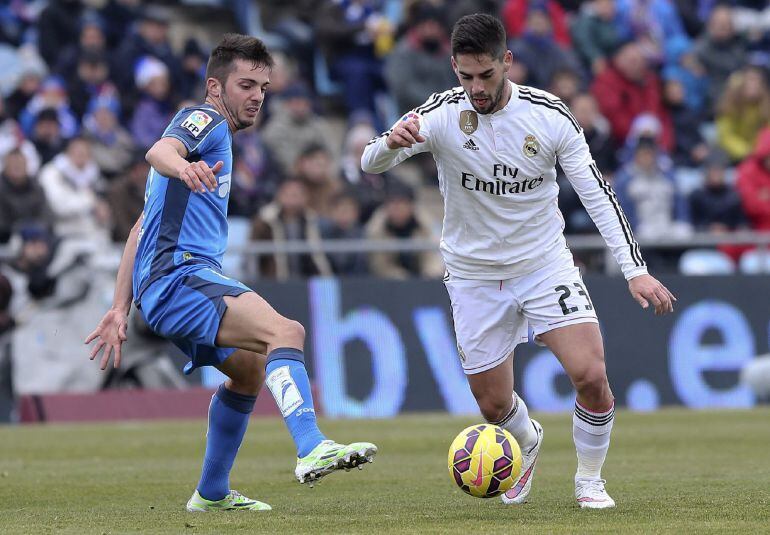 Isco guía el balón frente a Sarabia