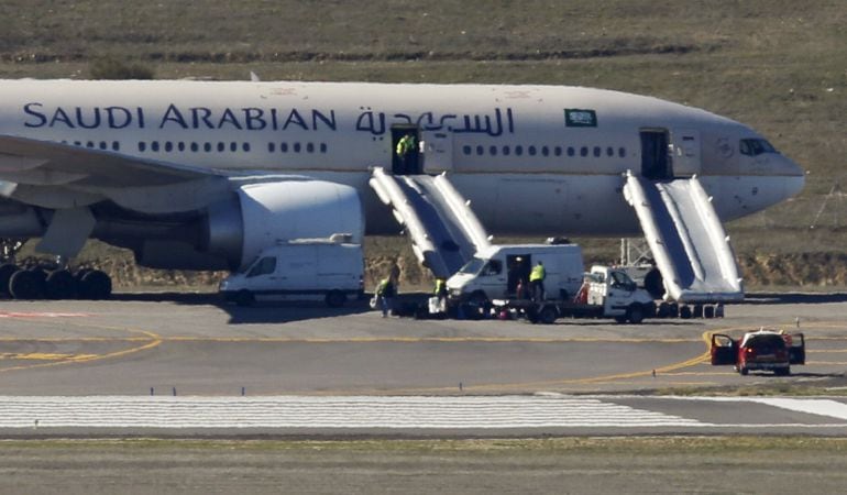 El vuelo SVA 226 de Saudia, aislado junto a una pista del aeropuerto Adolfo Suárez Madrid Barajas.