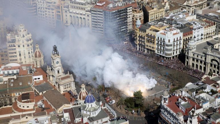 Vista general de la Mascletá disparada hoy, a cargo de Pirotecnia Valenciana, en la plaza del Ayuntamiento durante las Fallas 2017 en Valencia