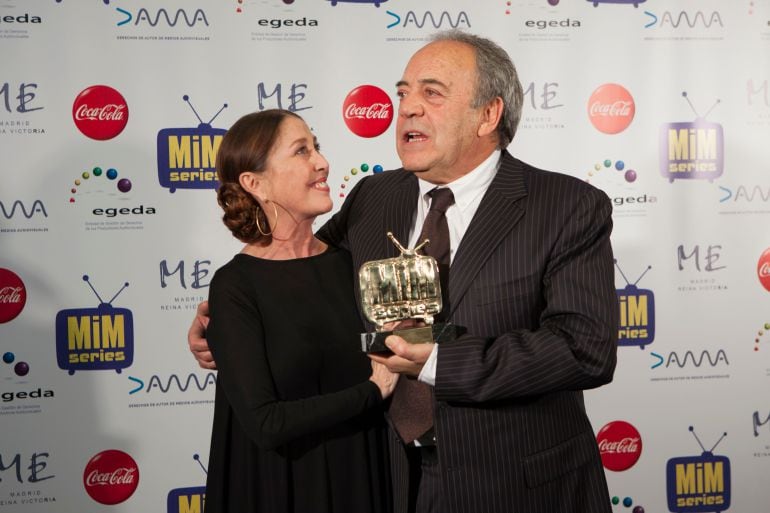 Tito Valverde y Verónica Forqué con el premio especial del MiM Series