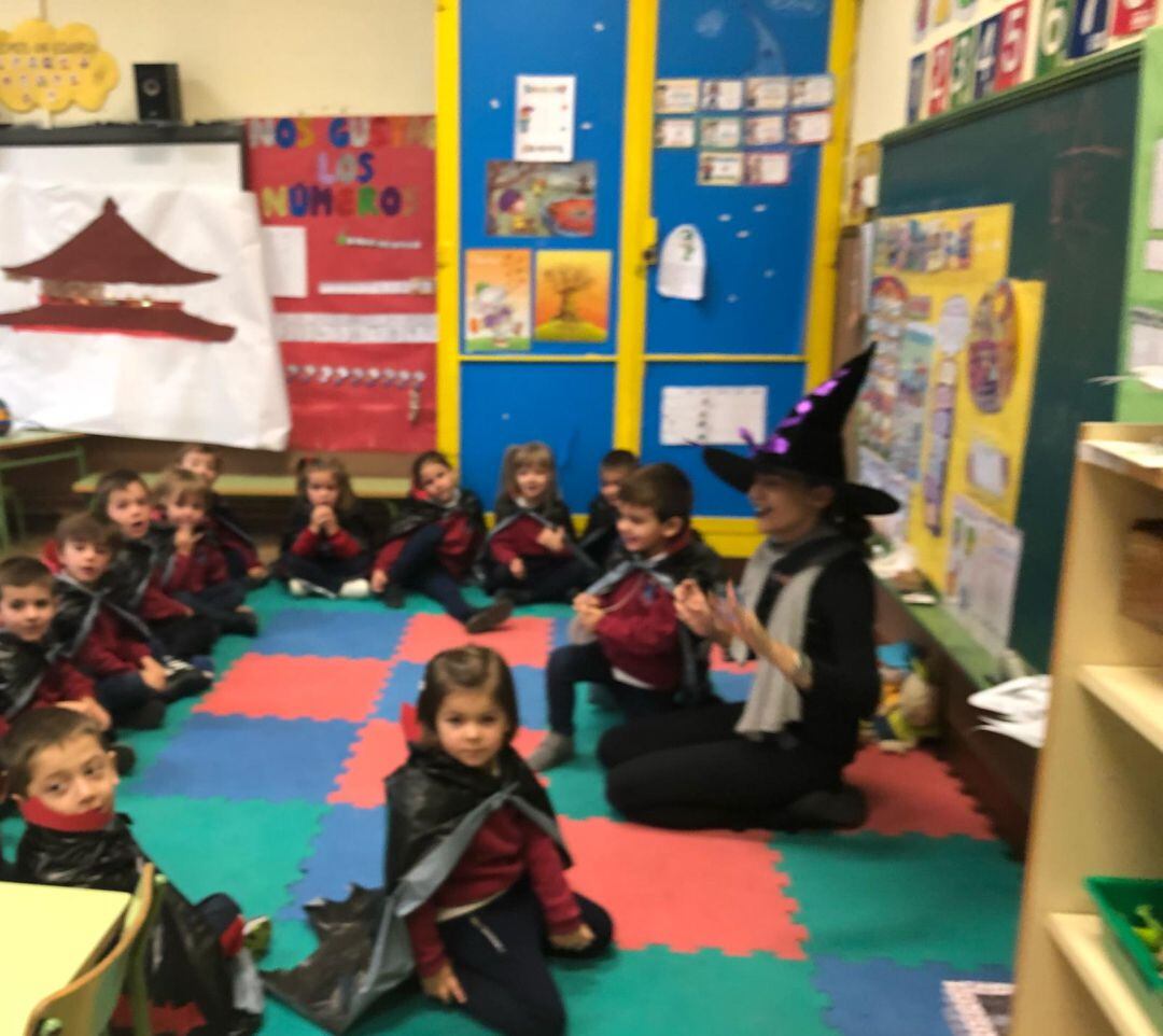 Alumnos y profesores durante la celebración de Halloween