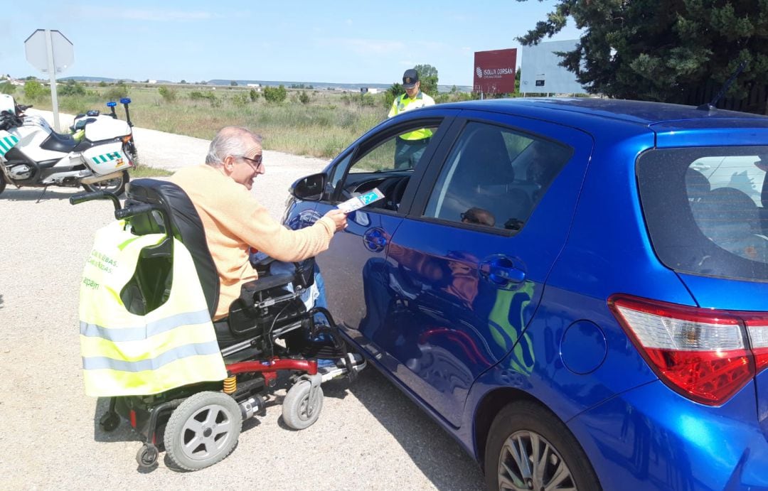 Un voluntario de la Asociación de lesionados modulares (ASPAYM) colabora con la Guardia Civil en la campaña contra el consumo de alcohol y drogas al volante