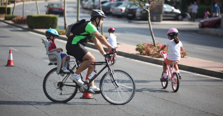 Una familia haciendo deporte