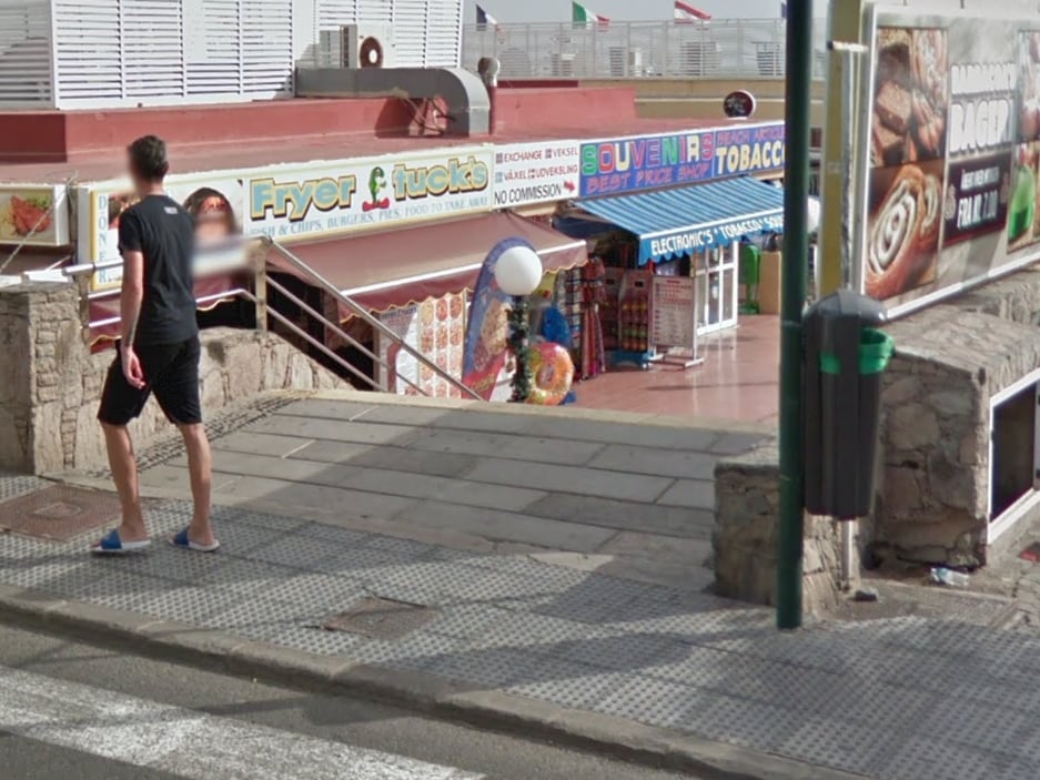 Imagen del lugar donde un hombre ha muerto al caer por unas escaleras de un centro comercial de Mogán.