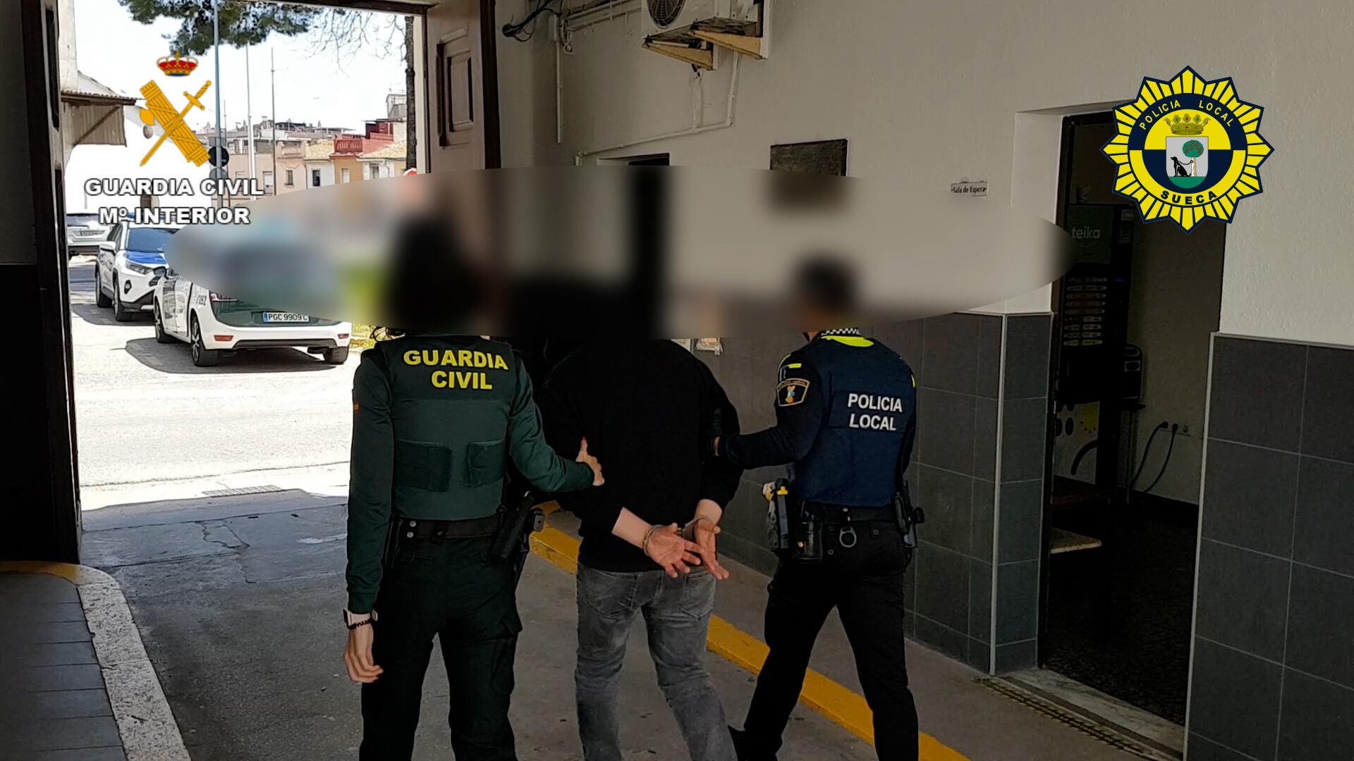 Agentes de la Guardia Civil y Policía Local de Sueca en el momento de la detención.