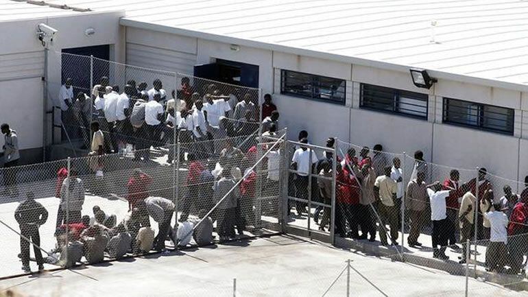 Un grupo de inmigrantes en el Centro de Internamiento para Extranjeros de Hoya Fría (Tenerife) en 2006.
