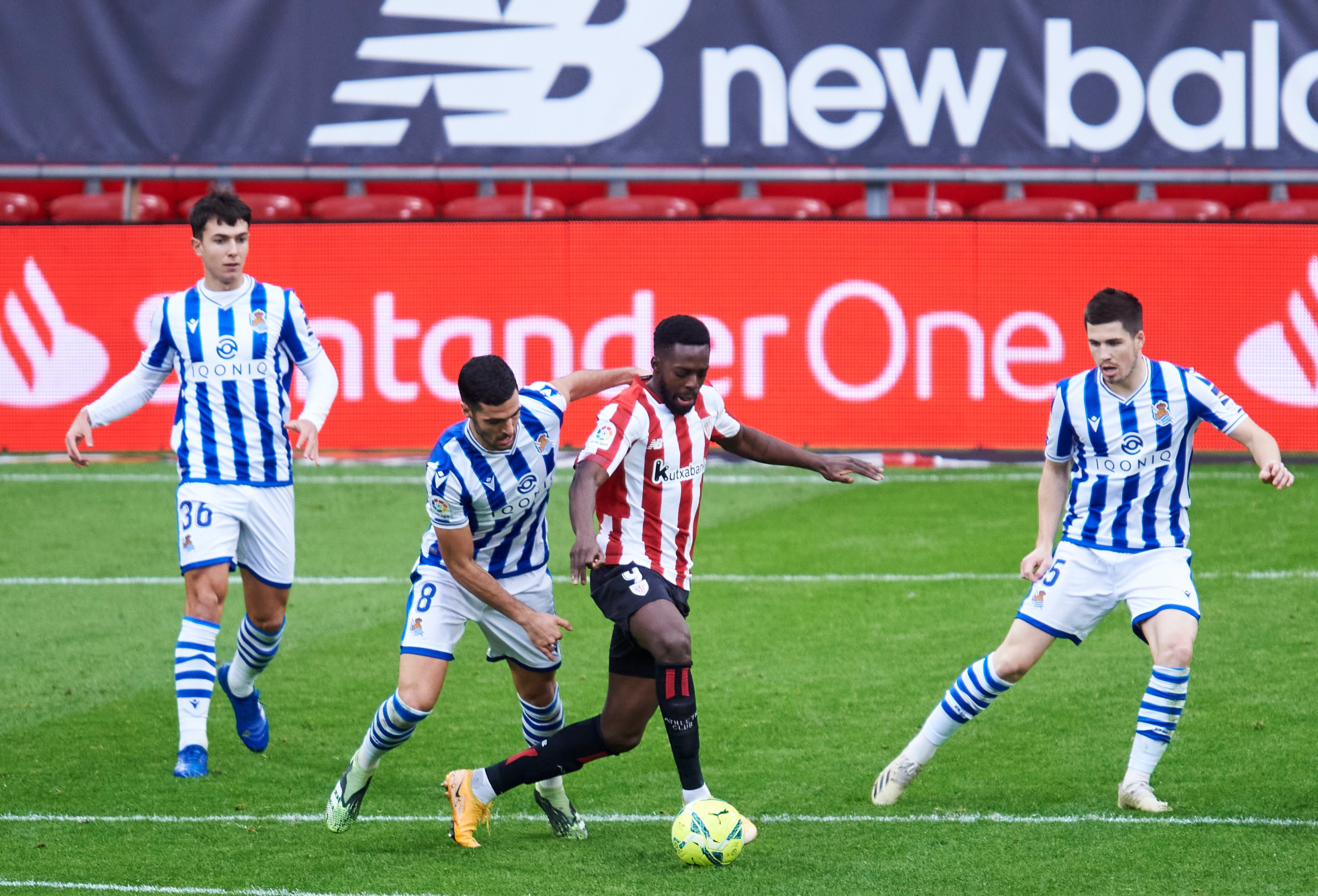 Mikel Merino e Iñaki Williams disputan el balón durante un derbi disputado en San Mamés