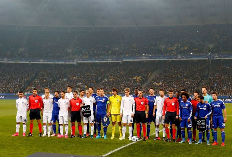 Los jugadores del Dinamo de Kiev y Chelsa posan con banderines de &#039;no al racismo&#039; antes de un encuentro de Champions League.