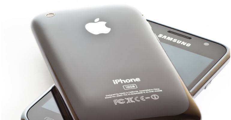 Un iPhone 3GS y un Samsung Galaxy S, dos de los smartphones más usados