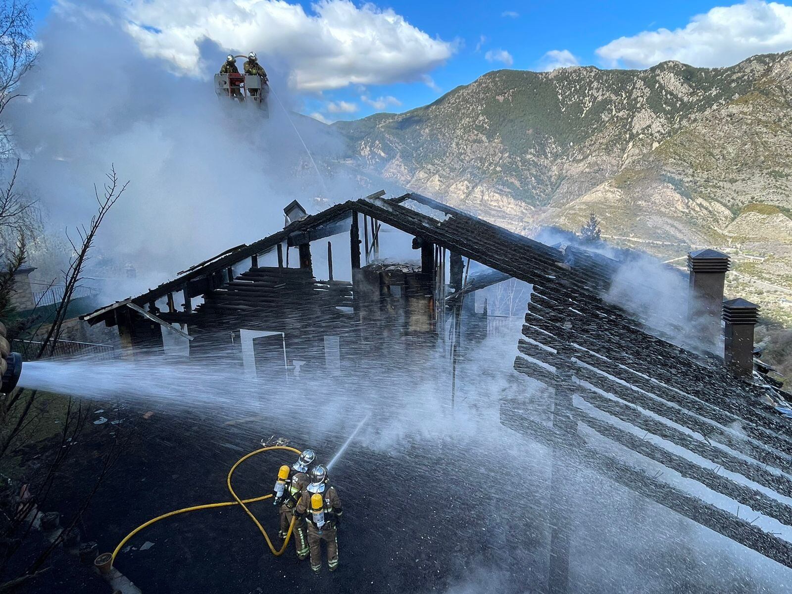 Agents del cos extingint les flames