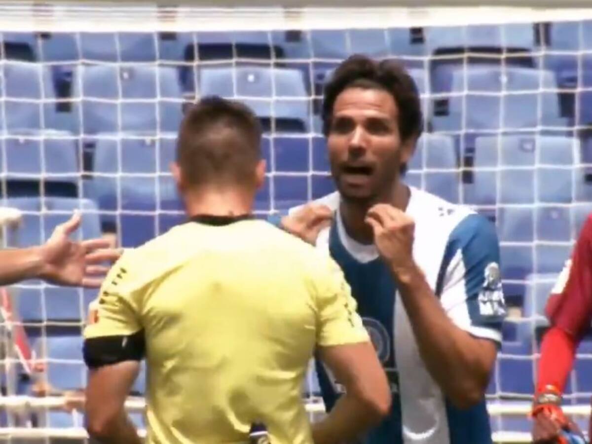 ¿"Cucaracha" o "se agacha"?: La discusión entre Cabrera y el árbitro en el Espanyol - Levante