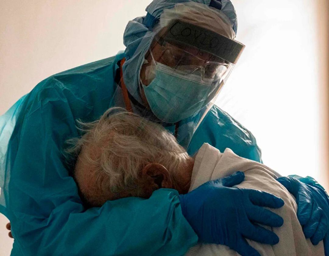 Sanitario consolando a un enfermo