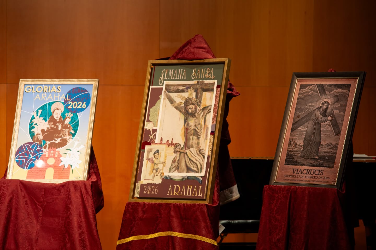 Carteles anunciadores de la Semana Santa de Arahal, del Viacrucis organizado por el Consejo General de Hermandades y Cofradías y del pregón de Gloria.