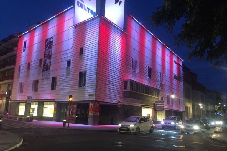 La Casa de Cultura luce con los colores rojiblancos del Don Benito