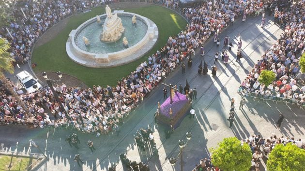 El Cristo de la Buena Muerte de la Hermandad de los Estudiantes a su paso por Puerta de Jerez