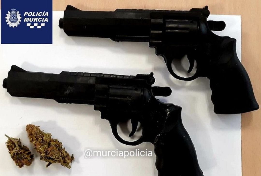 Las dos pistolas falsas y los cogollos de marihuana han sido intervenidos por la Policía Local