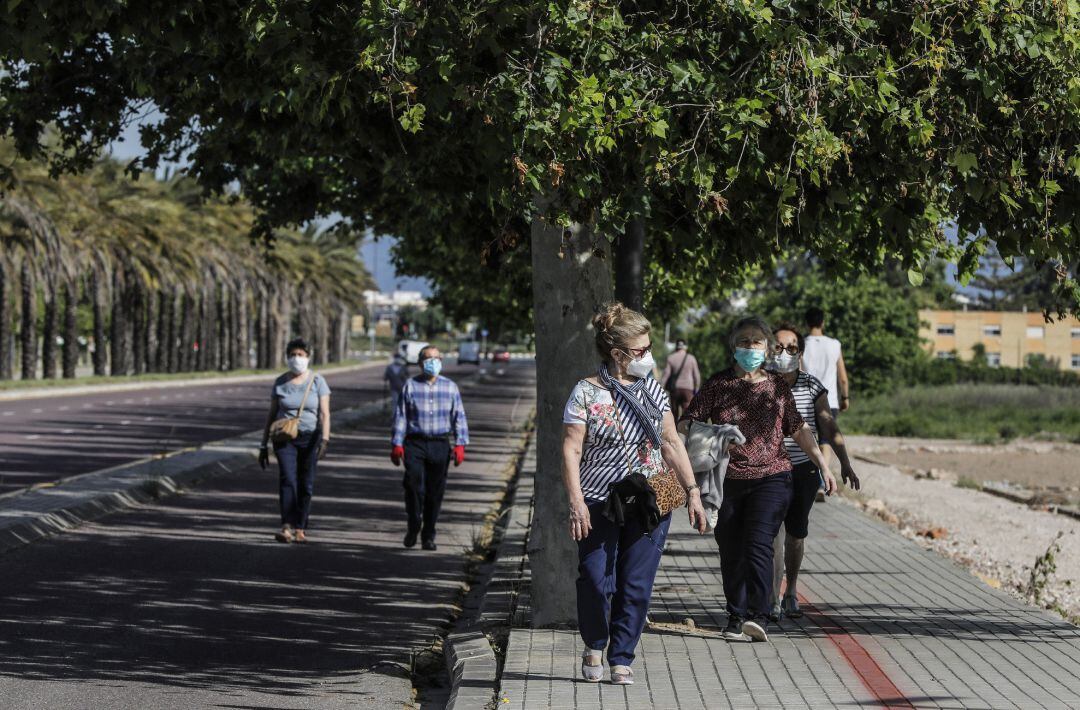 Personas mayores caminando por València