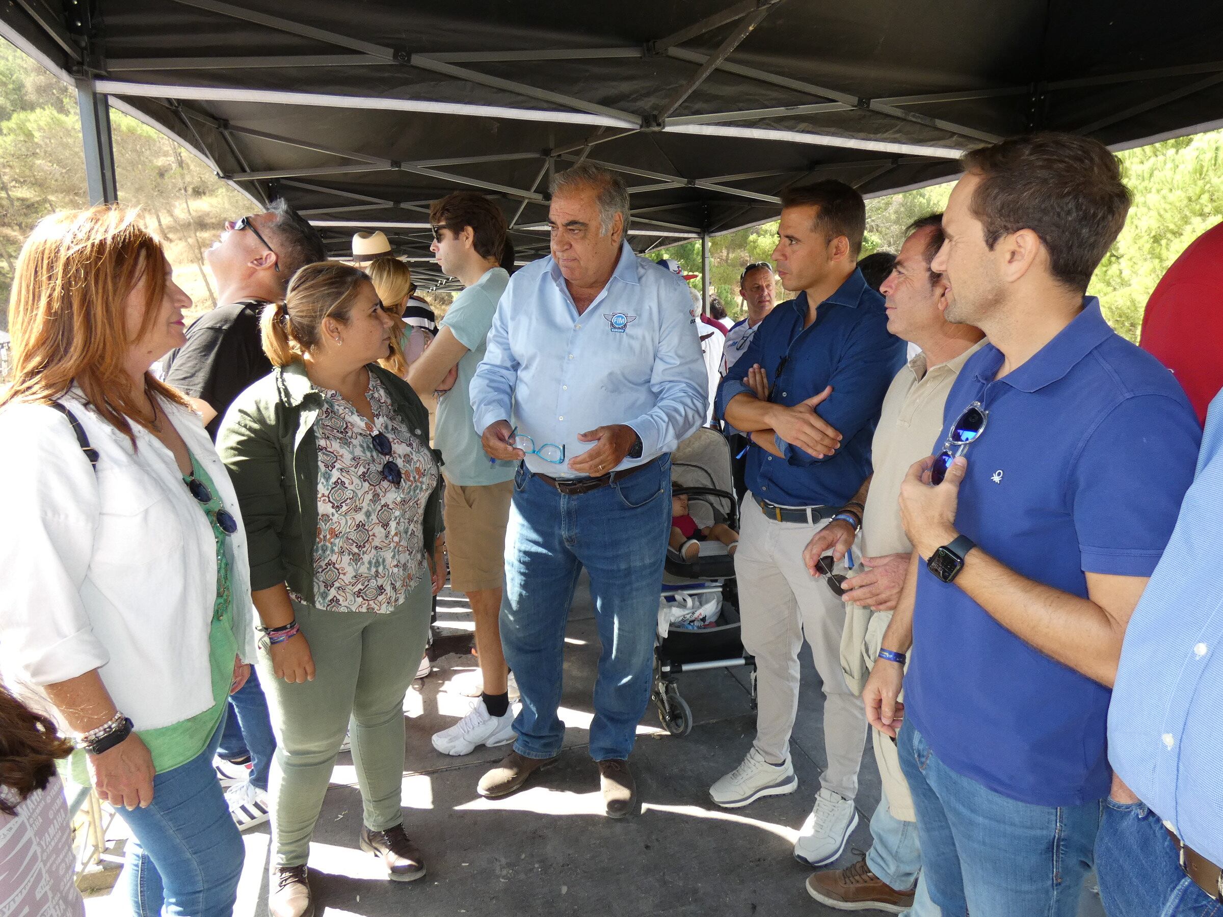 Tita García junto a representantes de la organización del Campeonato y dirigentes políticos