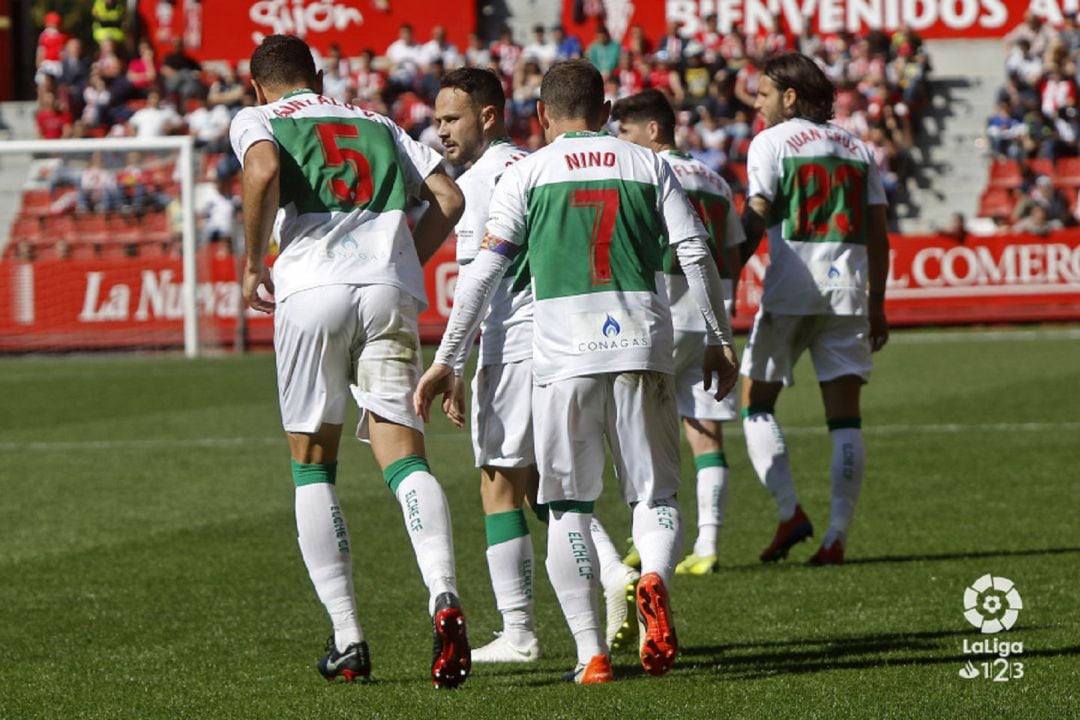 Los jugadores del Elche tras el gol del empate en El Molinón.