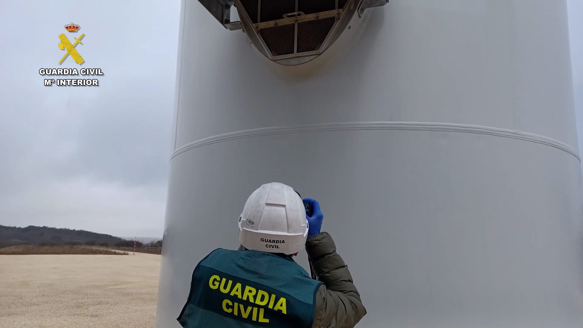 La Guardia Civil halla indicios claros de que la víctima accedió al interior por una rejilla de ventilación y que ésta fue recolocada y cerrada desde fuera – necesariamente- con la intervención humana