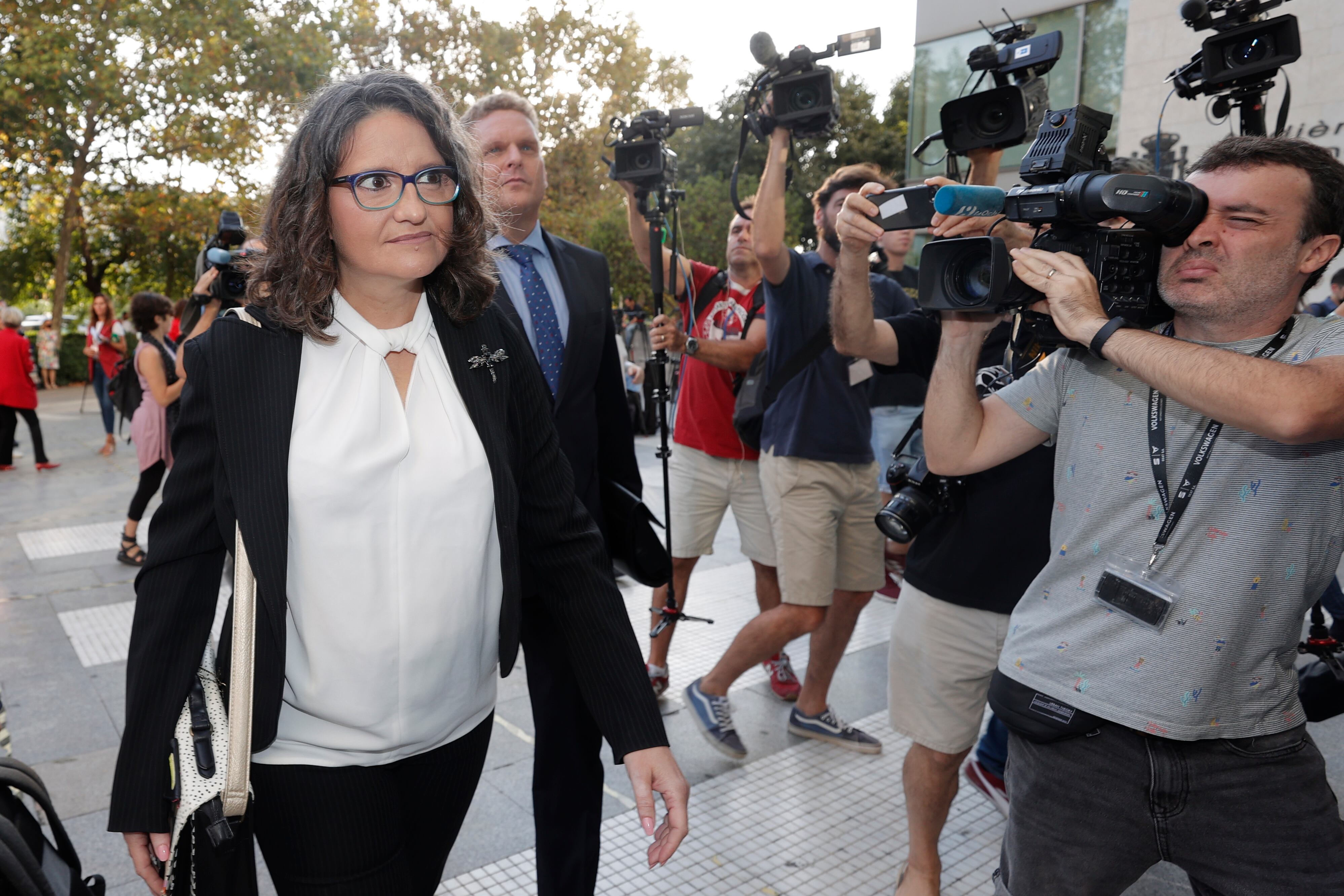 Fotografía de archivo (19/09/2022), de la exvicepresidenta de la Generalitat Valenciana Mónica Oltra (i). 