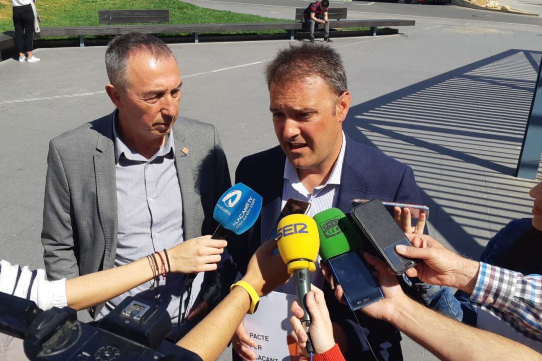 Natxo Bellido atiende a los medios de comunicación en compañía del diputado Joan Baldoví