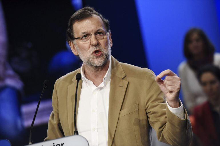 GRA150. TOLEDO, 02/05/2015.- El presidente del Gobierno y del Partido Popular, Mariano Rajoy, durante su intervención hoy en el acto de presentación de la candidata del PP a la reelección en la Presidencia de Castilla-La Mancha, María Dolores de Cospedal.