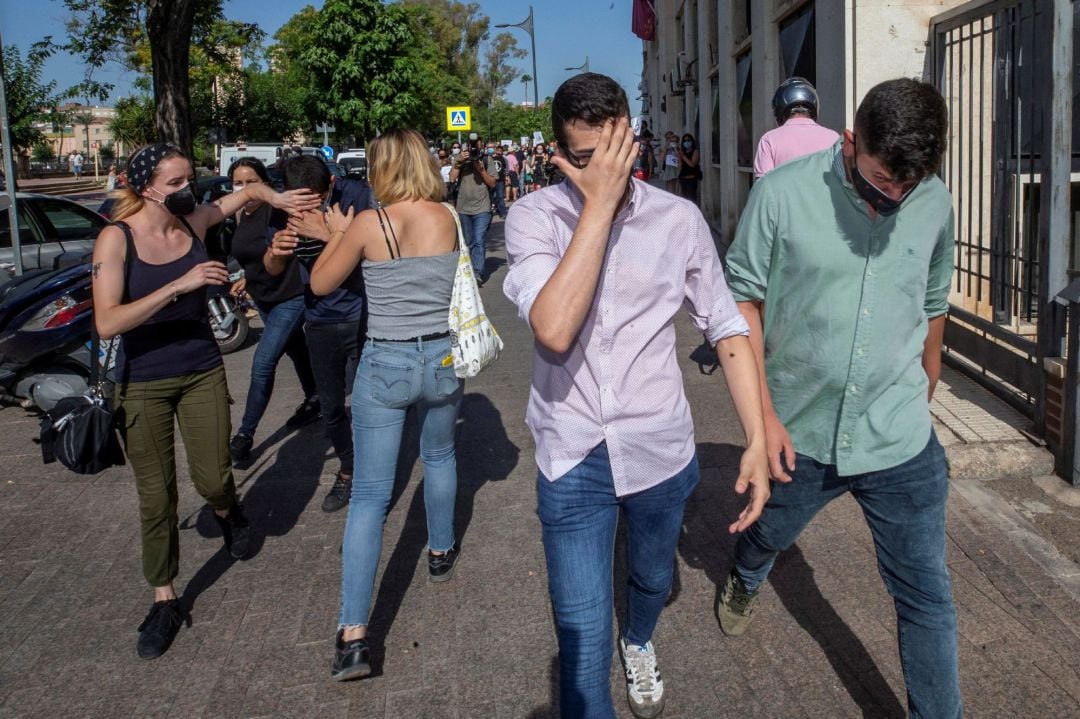 Los tres jóvenes que van a ser juzgados en la Audiencia Provincial de Murcia por los desórdenes públicos y daños en las protestas vecinales de octubre de 2017 en Santiago el Mayor