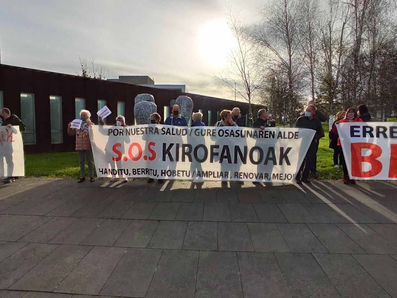 Miembros de la plataforma Osasun Bidasoa ante las JJGG para protestar en contra del traslado de la planta quirúrgica del Hospital Bidasoa