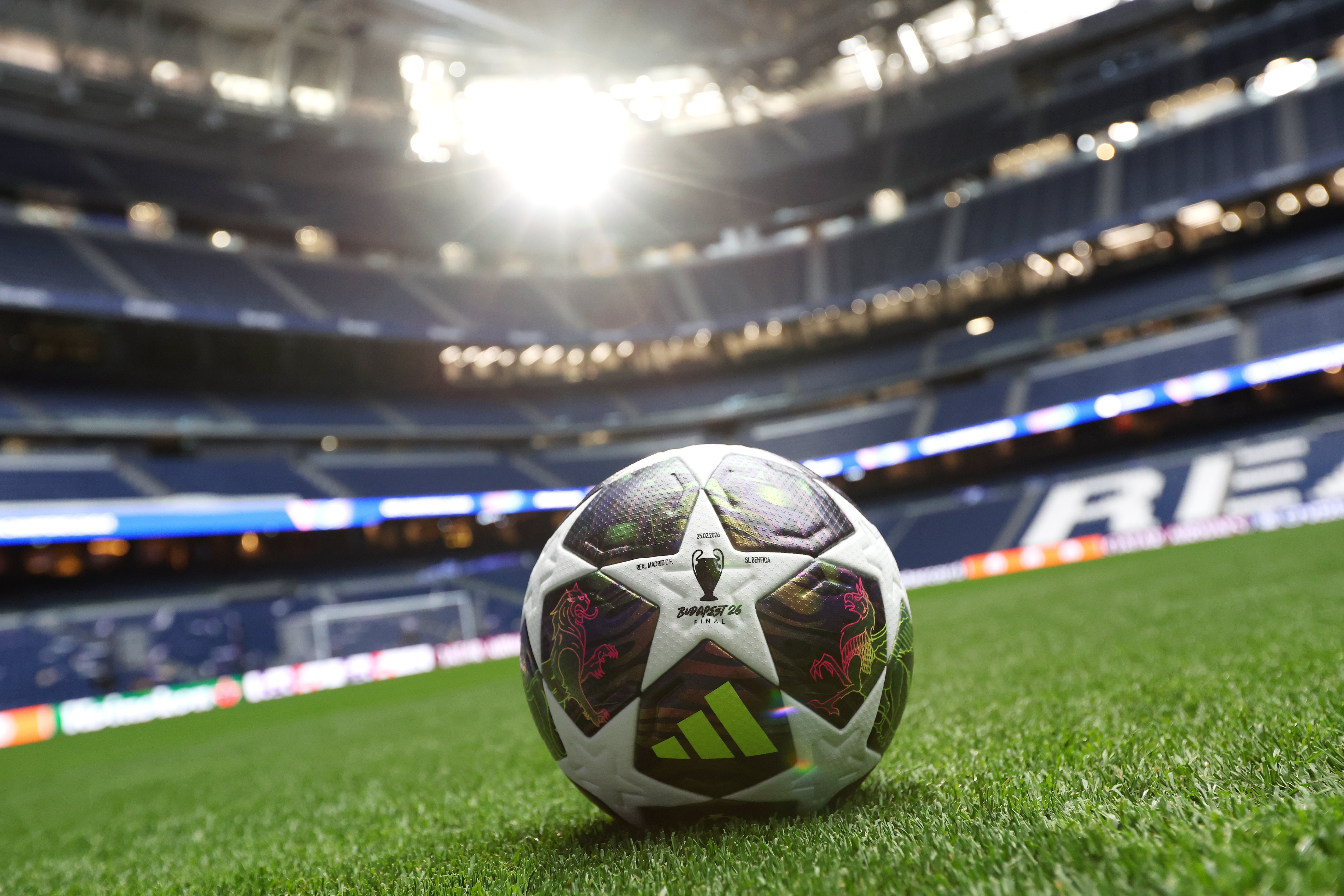 El balón de la Champions en el Bernabéu