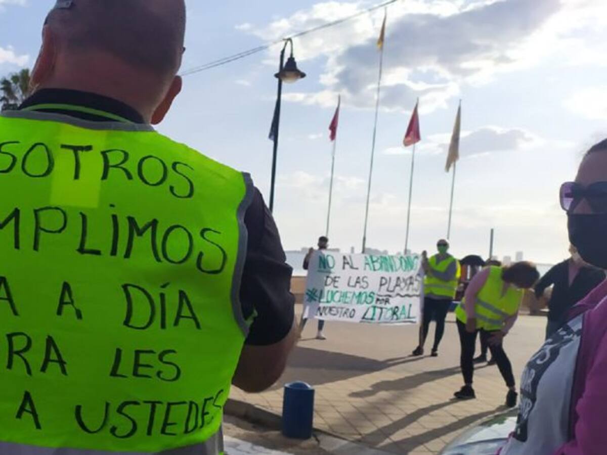 Trabajadores de limpieza de las playas del litoral se concentran en defensa de sus puestos de trabajo