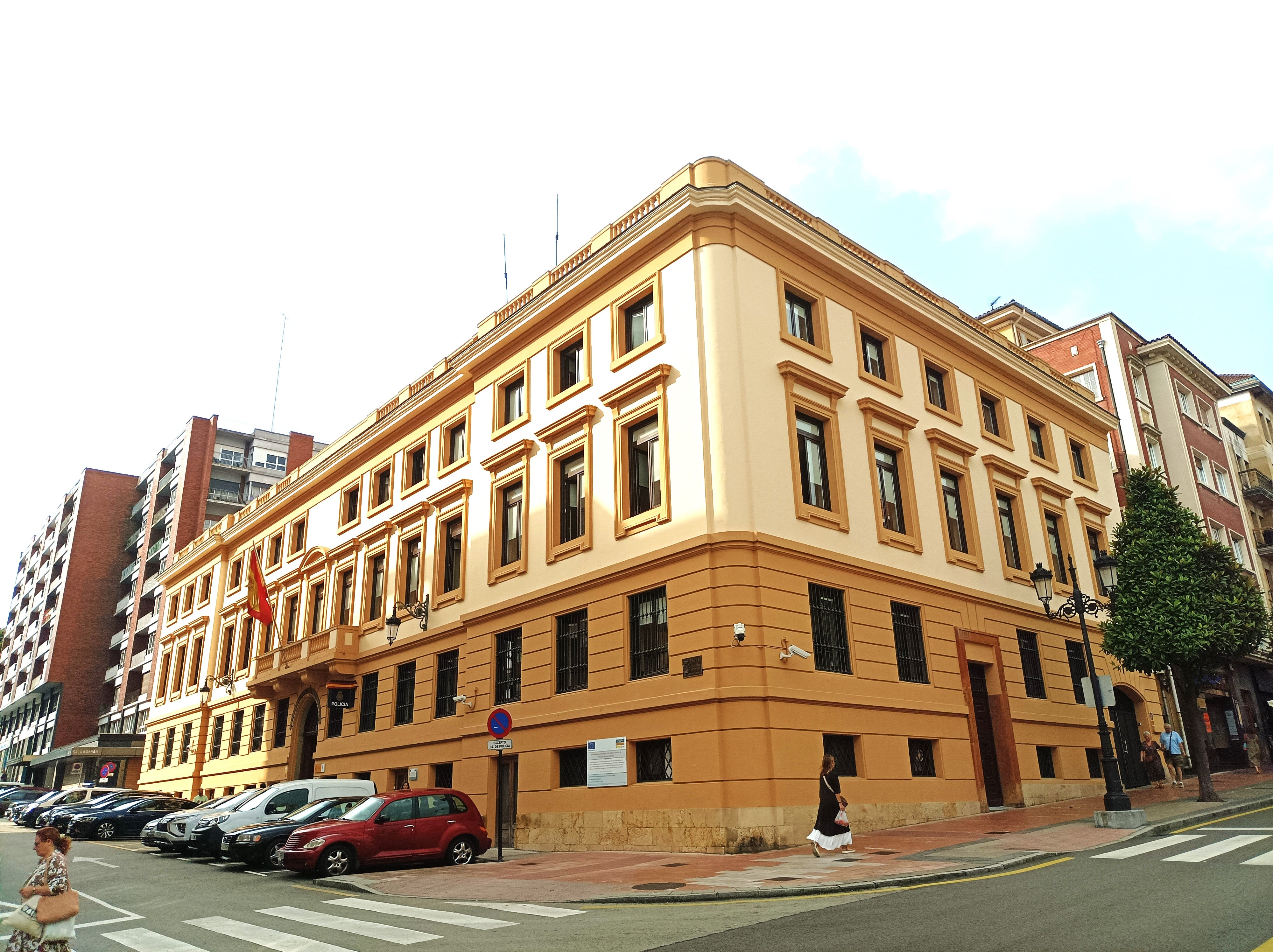 El traslado se mantendrá mientras duren  las obras para mejorar la accesibilidad del edificio de la Jefatura Superior de Policía de la calle Plácido Arango (en la foto), que se prevé duren entre cinco y seis meses.