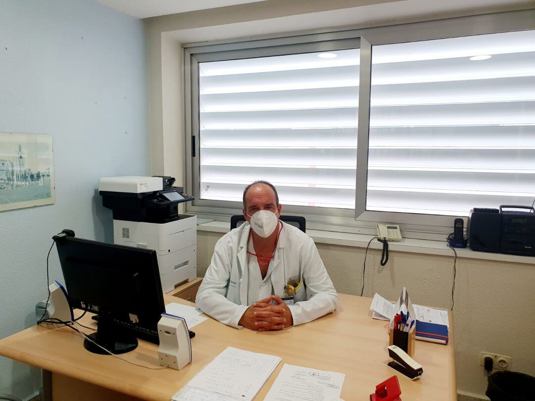 El doctor Antonio Álvarez, responsable de la UCI de Palencia en su despacho