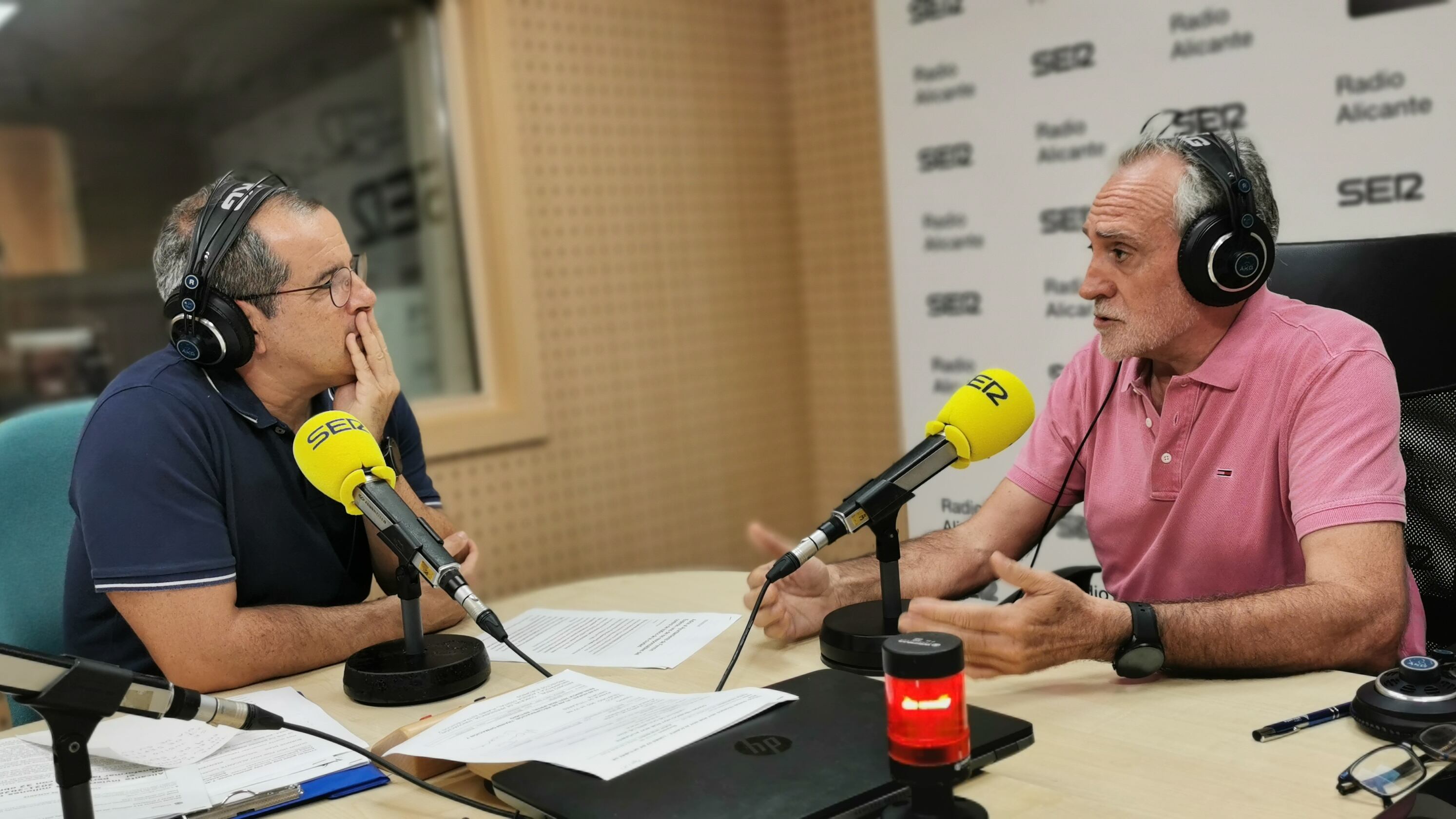 Carlos Arcaya, director de Hoy por Hoy Alicante, y Fermín Espinós, exfuncionario de la Concejalía de Tráfico del Ayuntamiento de Alicante