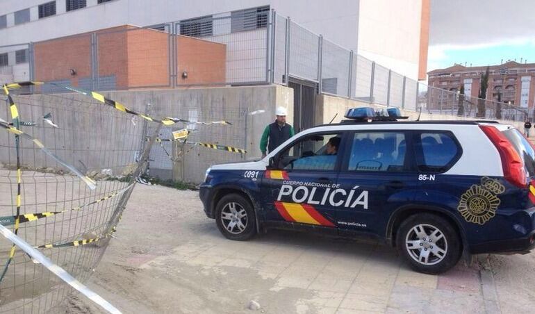 La policía accediendo al lugar del suceso este lunes