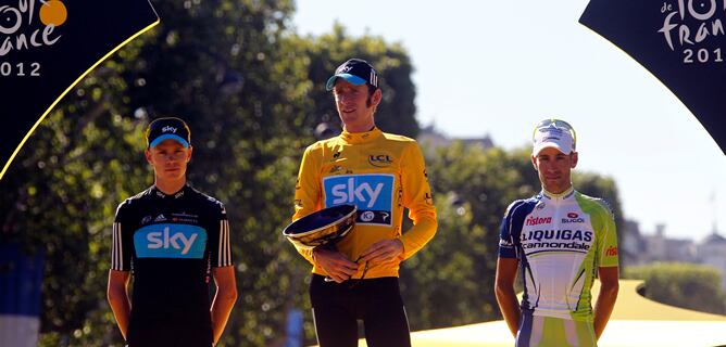 Podio final del Tour 2012 en París, con Bradley Wiggins de amarillo escoltado por el segundo en la general, su compañero Christopher Froome y el tercero, el italiano Vincenzo Nibali