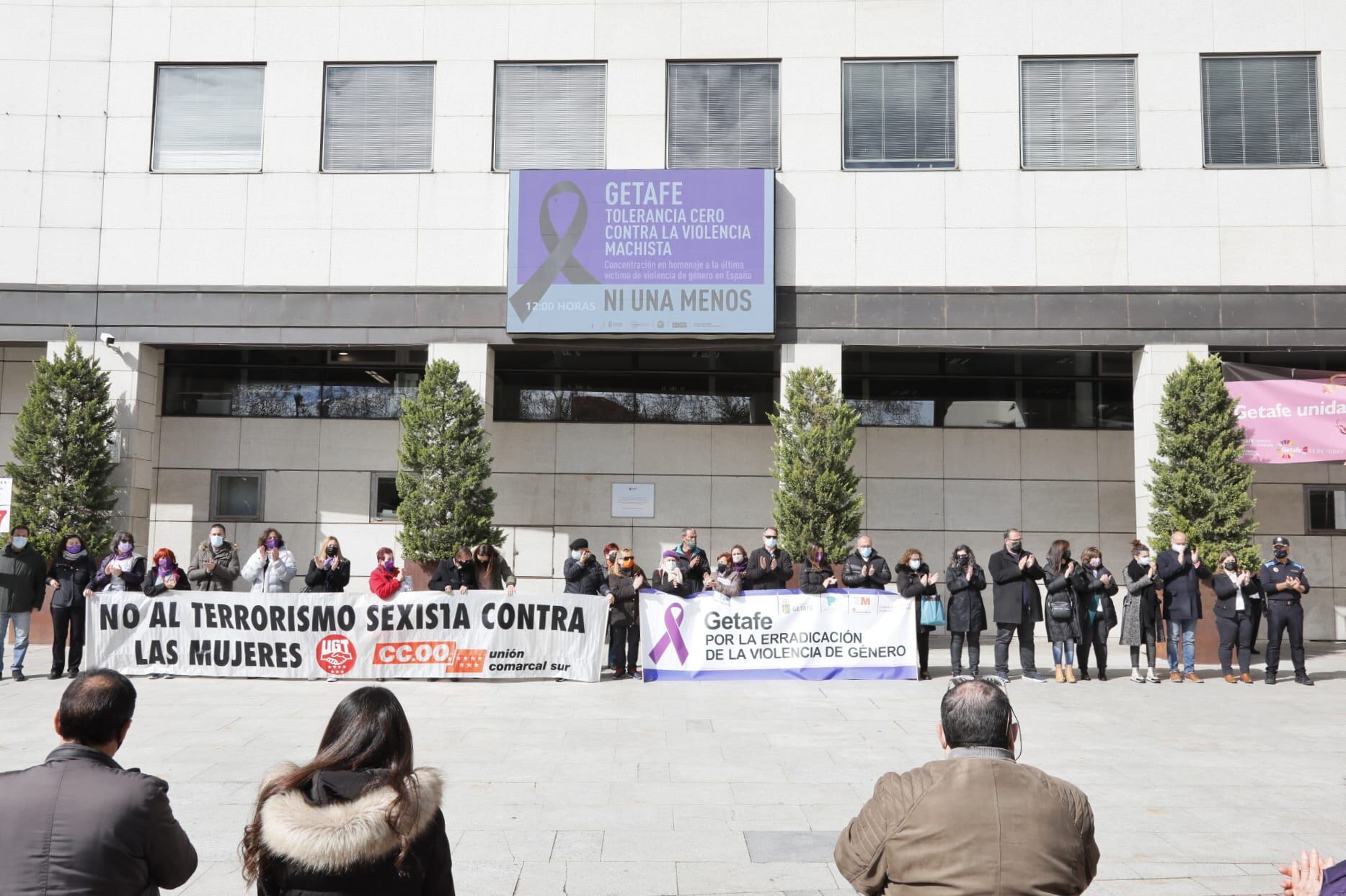 Miembros de la corporación y trabajadores del Ayuntamiento de Getafe se han concentrado contra la violencia machista