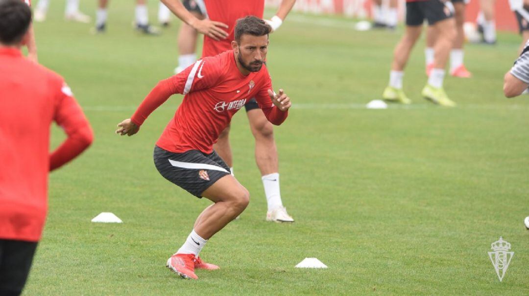 Aitor García esprinta durante un entrenamiento. 