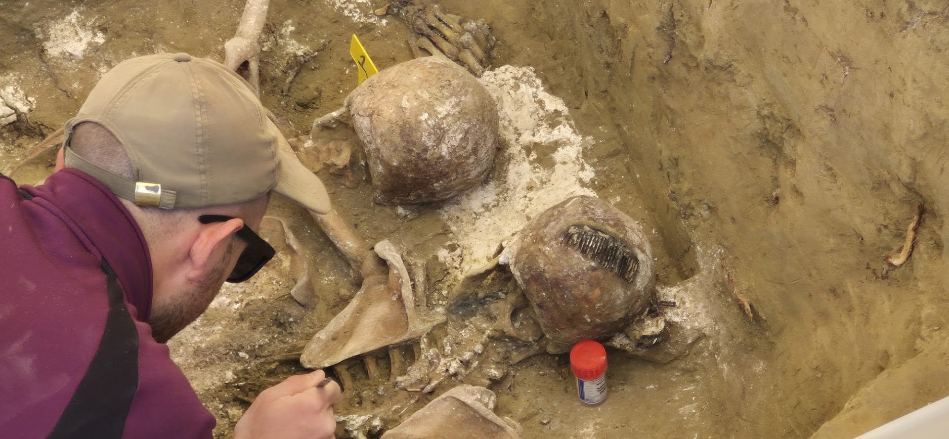 Hallazgo de restos de una peineta en uno de los cuerpos