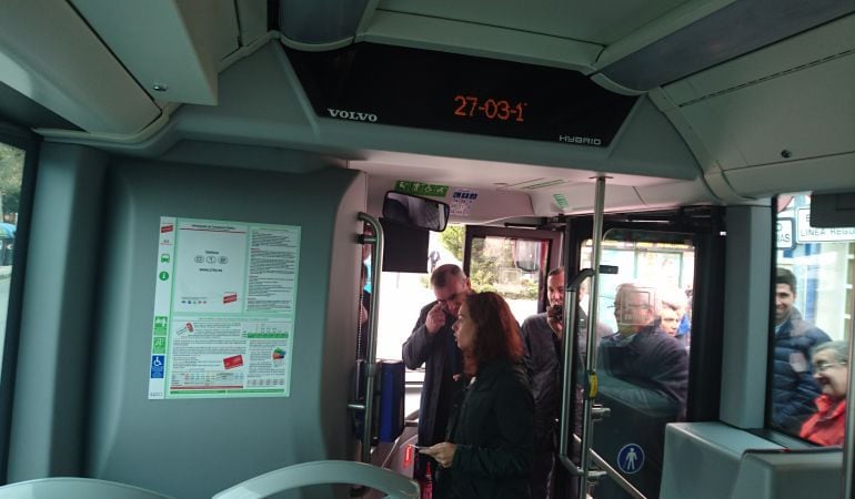 La alcaldesa de Getafe, a bordo de un autobús