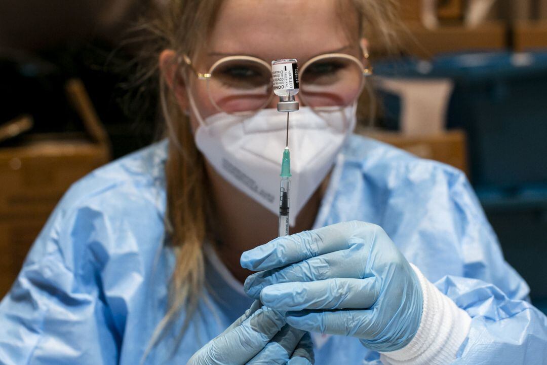 Una sanitaria prepara una vacuna de Pfizer.