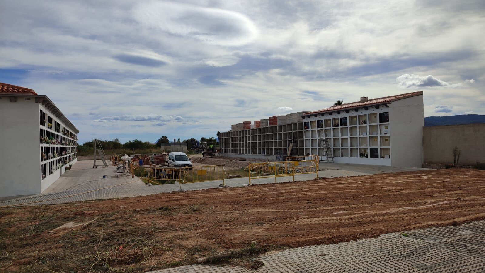Obras de la ampliación de la construcción de 120 nichos en el cementerio de Gandia.